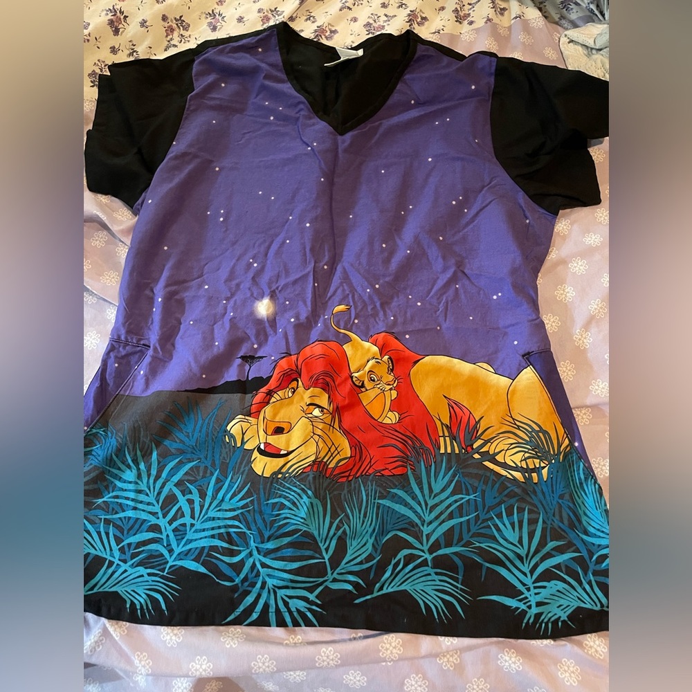 Lion king top scrub size large very beautiful and unique must have 🩷